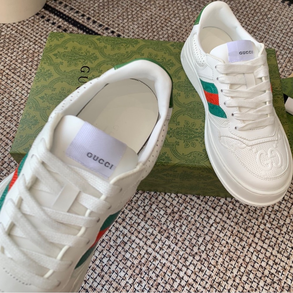 Gucci White Sneakers with Green and Red Accents - Picture 3 of 5